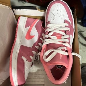 Jordan 1 Low - pink and white